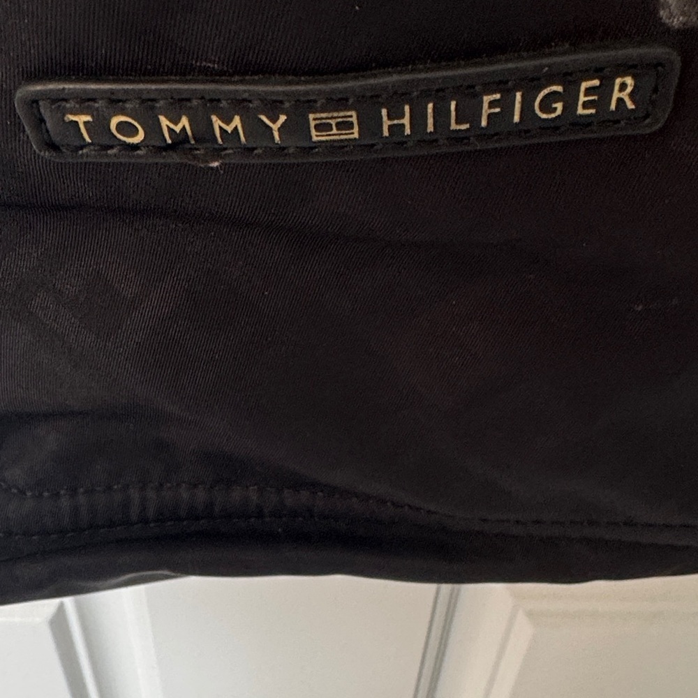 Tommy Hilfiger Elegant Black Crossbody Bag - Picture 2 of 4